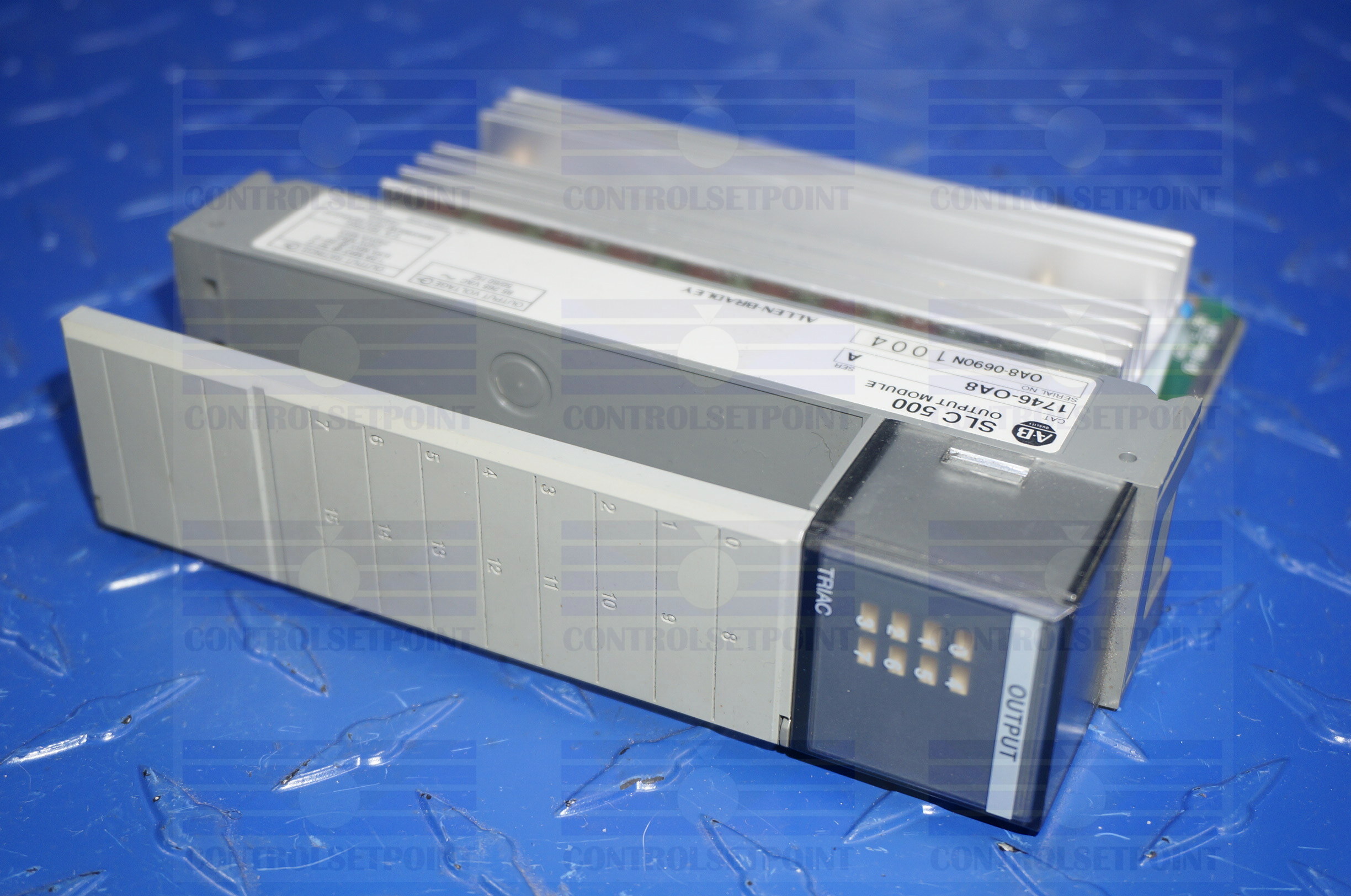ALLEN BRADLEY SLC500 1746-OA8 OUTPUT MODULE