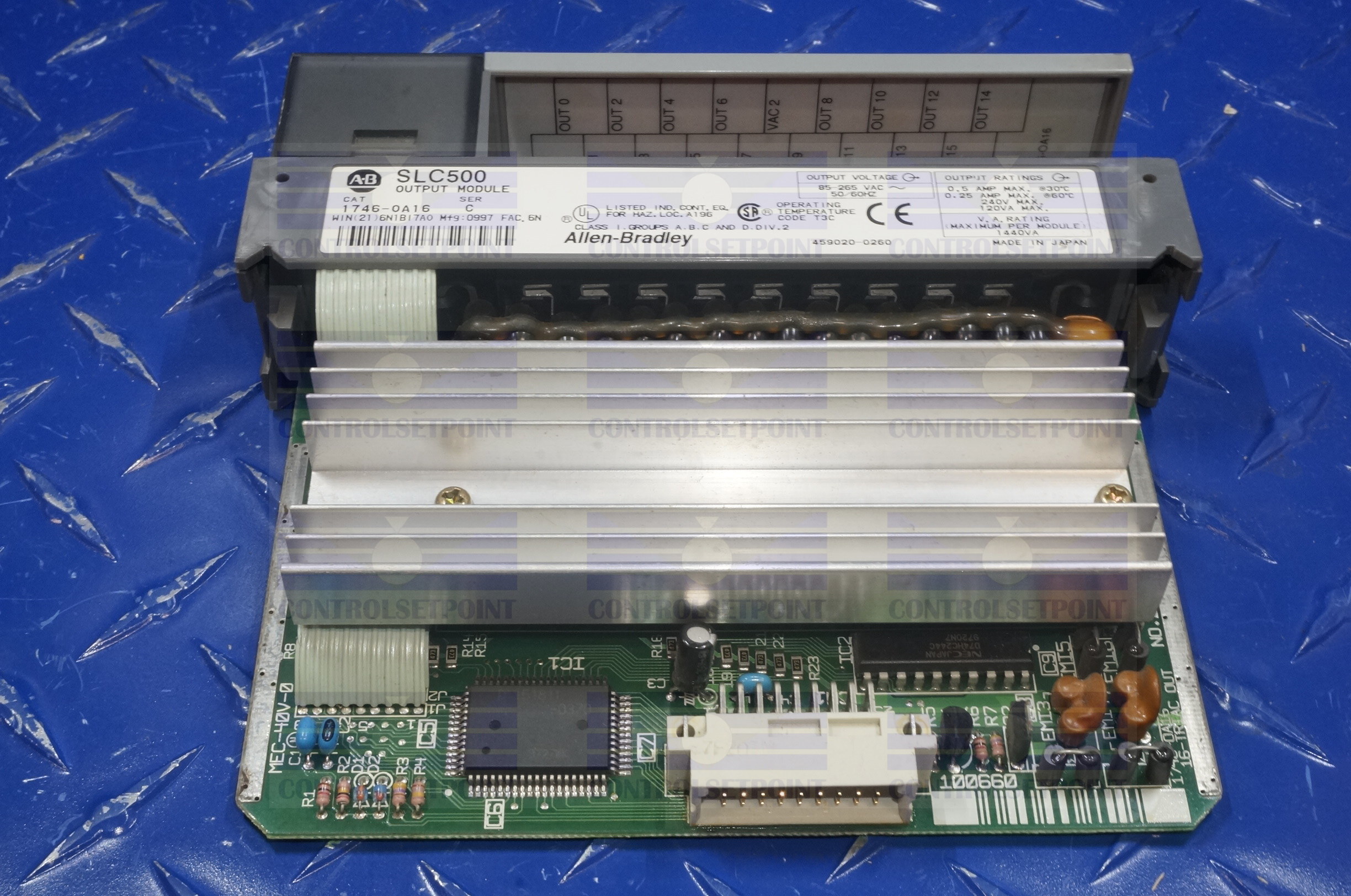 ALLEN BRADLEY SLC500 1746-OA16 OUTPUT MODULE 16 POINT TRIAC 120/240VAC